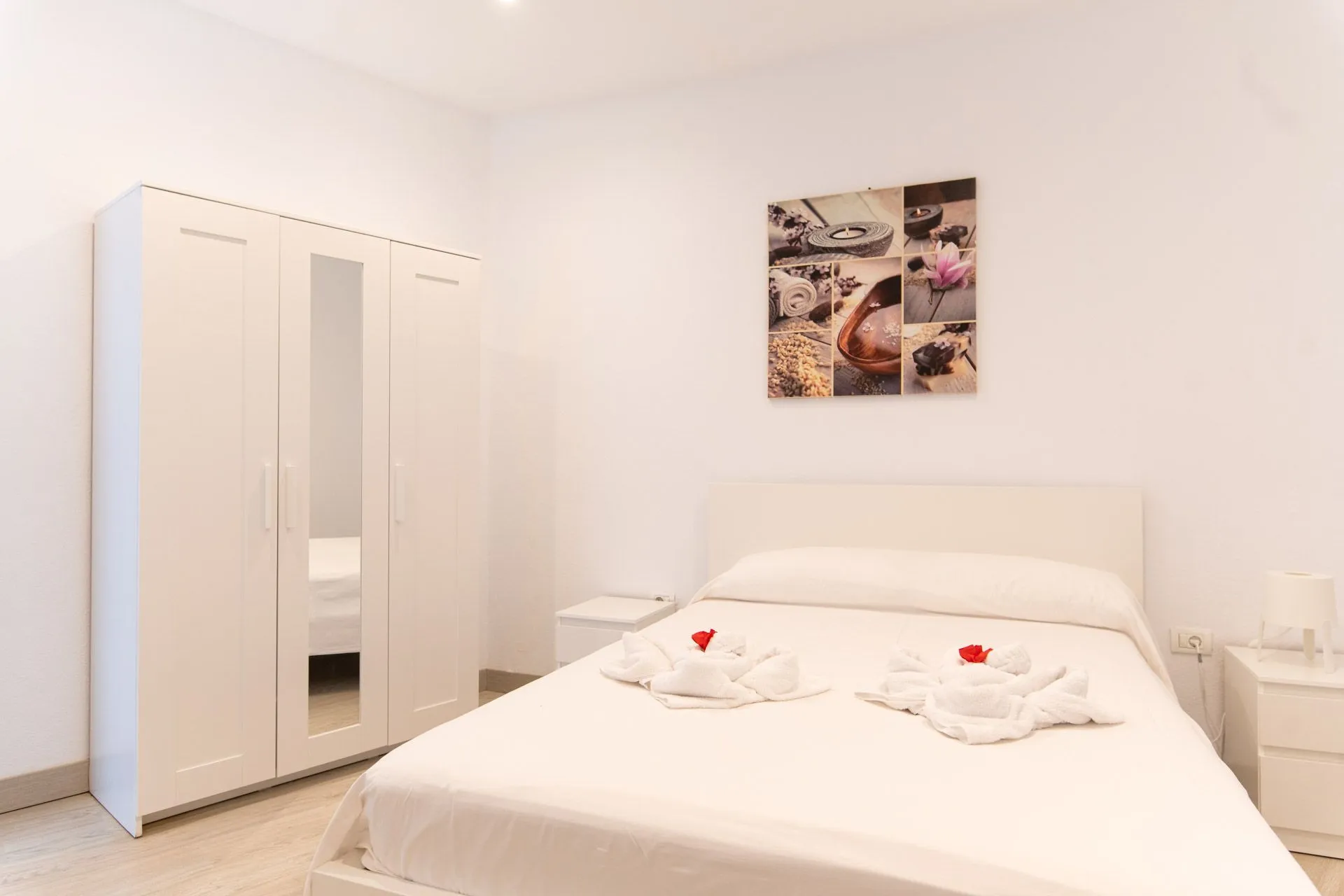 Camera da letto con armadio a specchio e letto con asciugamani decorativi