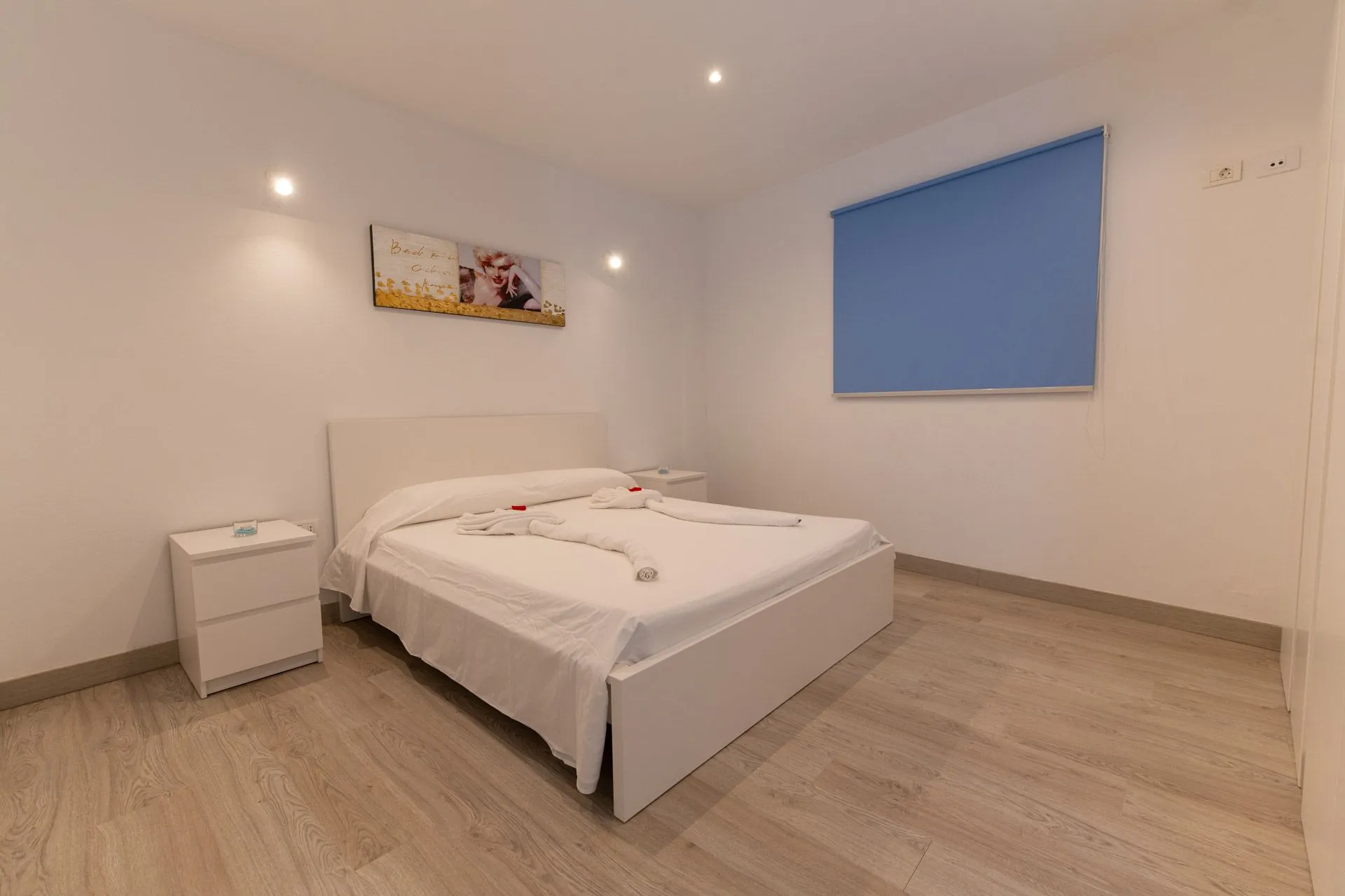 Camera matrimoniale di Casa Gabriel con letto bianco e asciugamani piegati a forma decorativa
