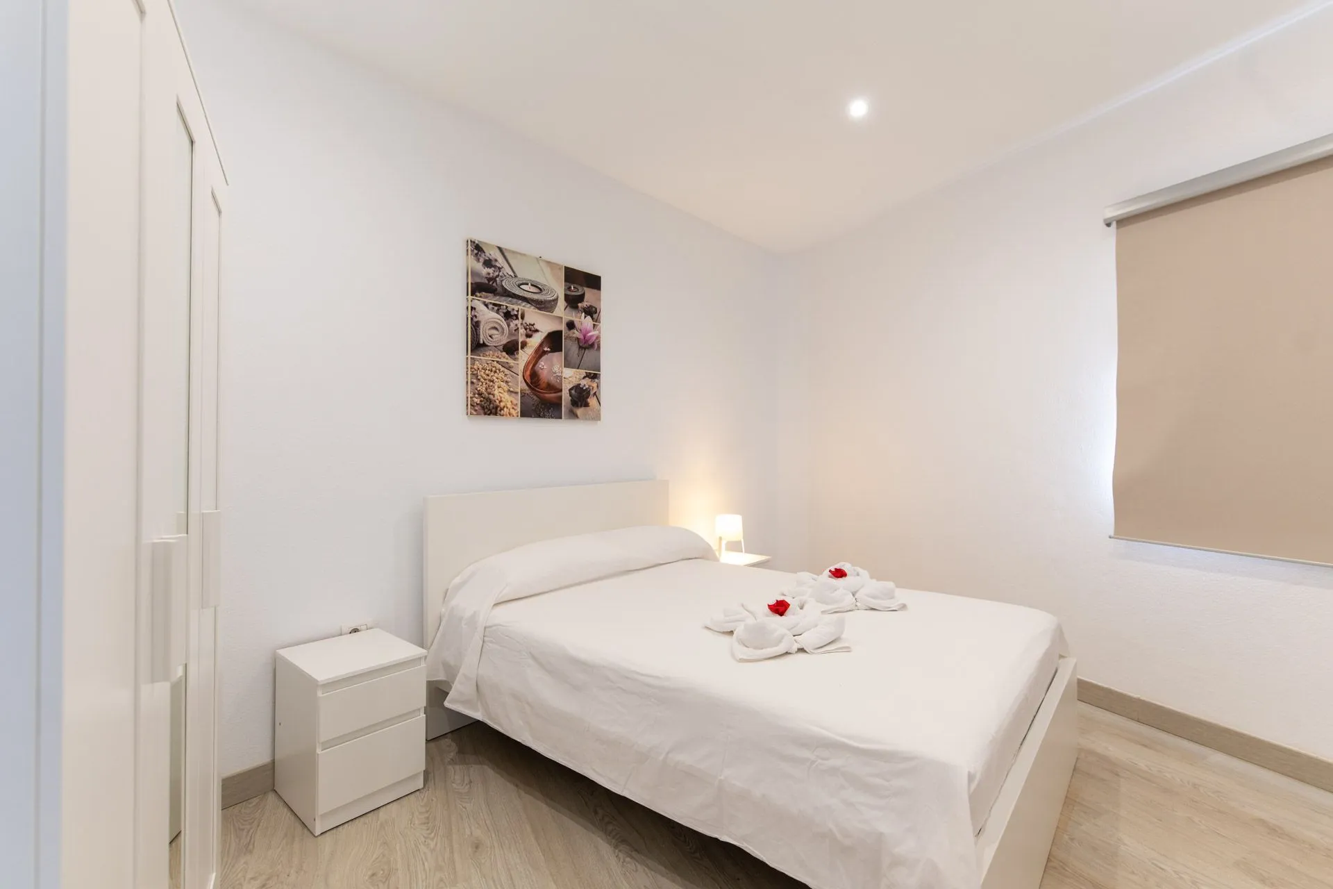 Camera da letto di Casa Daniele con asciugamani decorativi disposti sul letto bianco