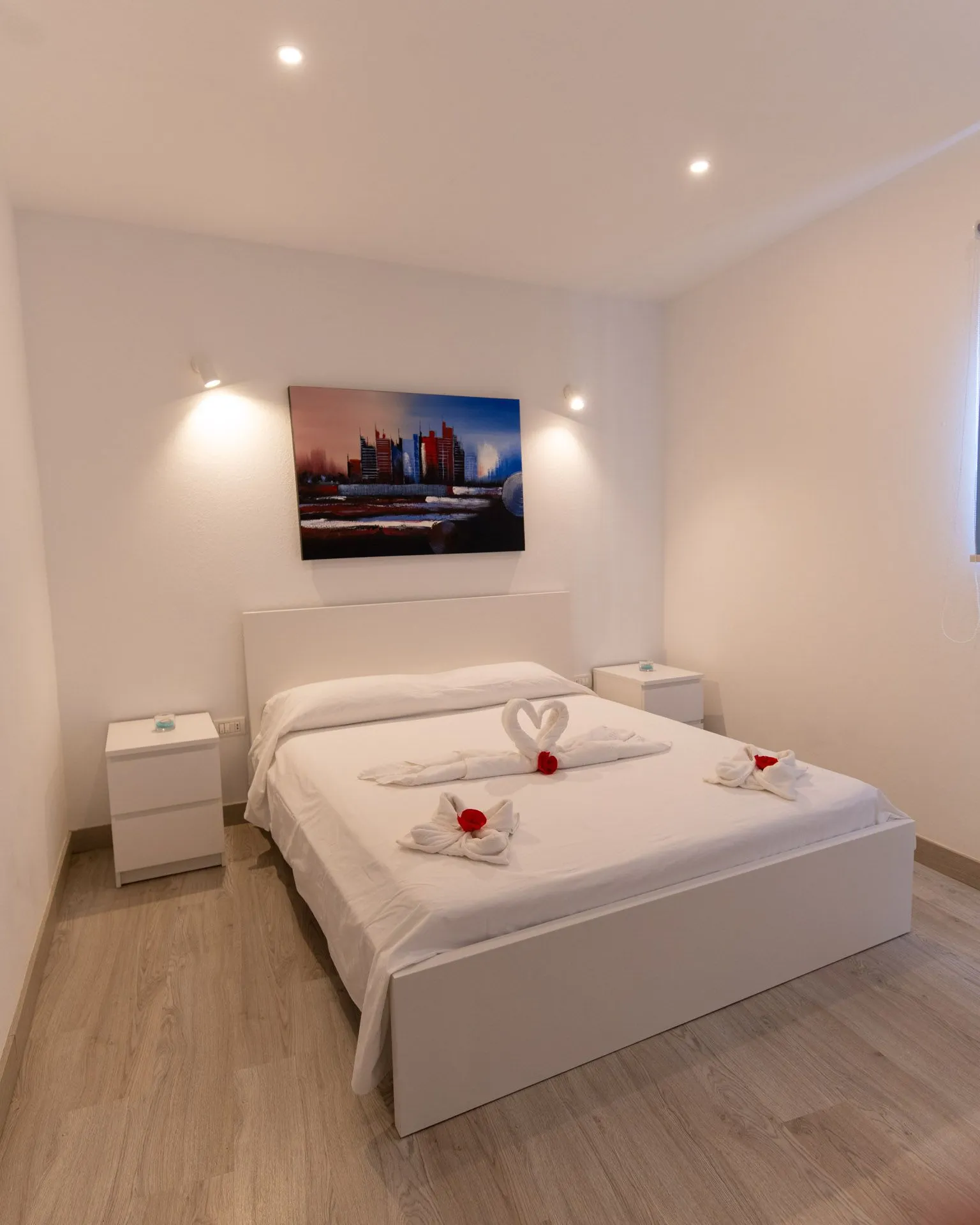 Camera da letto di Casa Genesis con asciugamani piegati a forma di cigno sul letto
