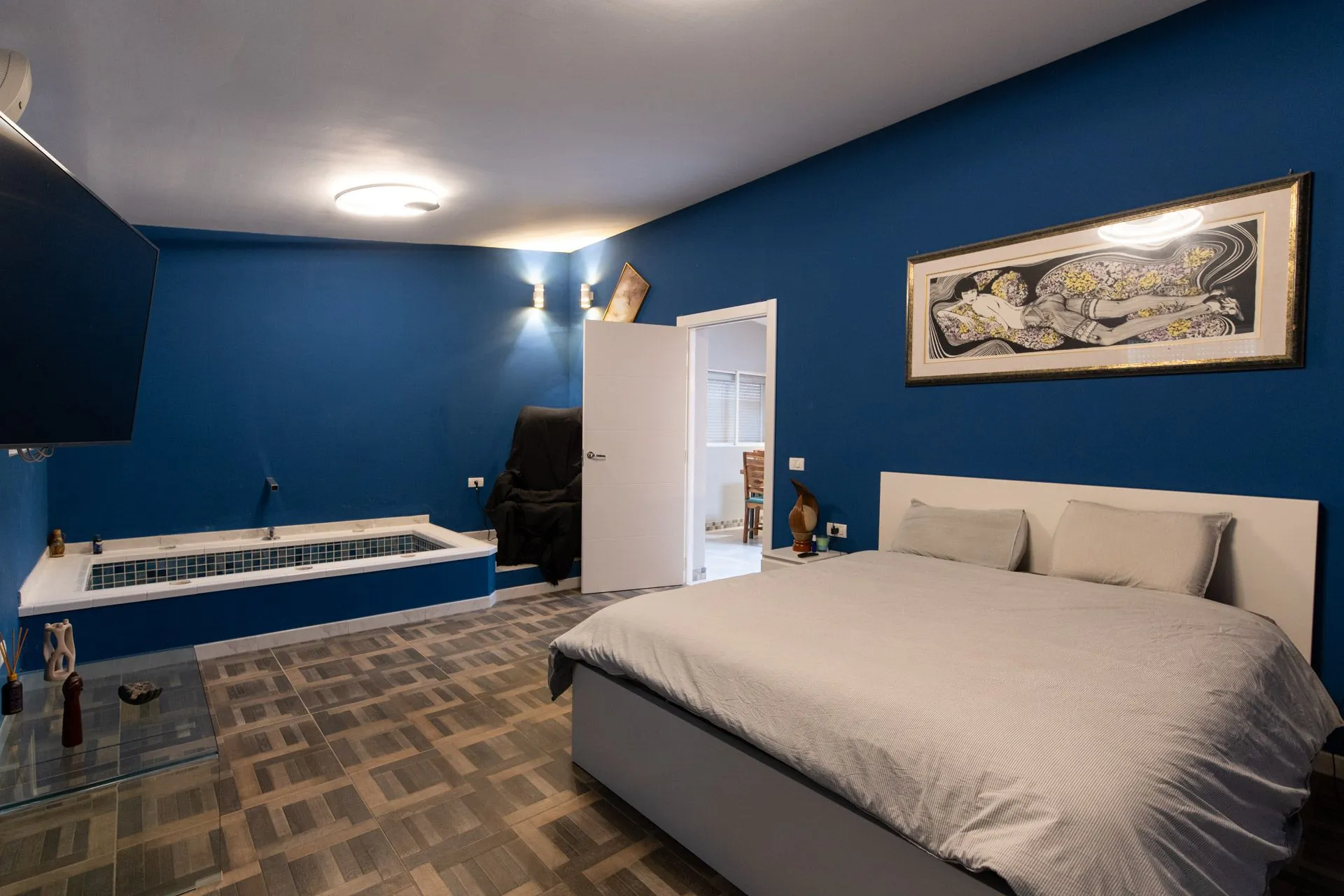 Camera da letto con pareti blu e vasca da bagno integrata, Suite Mozart