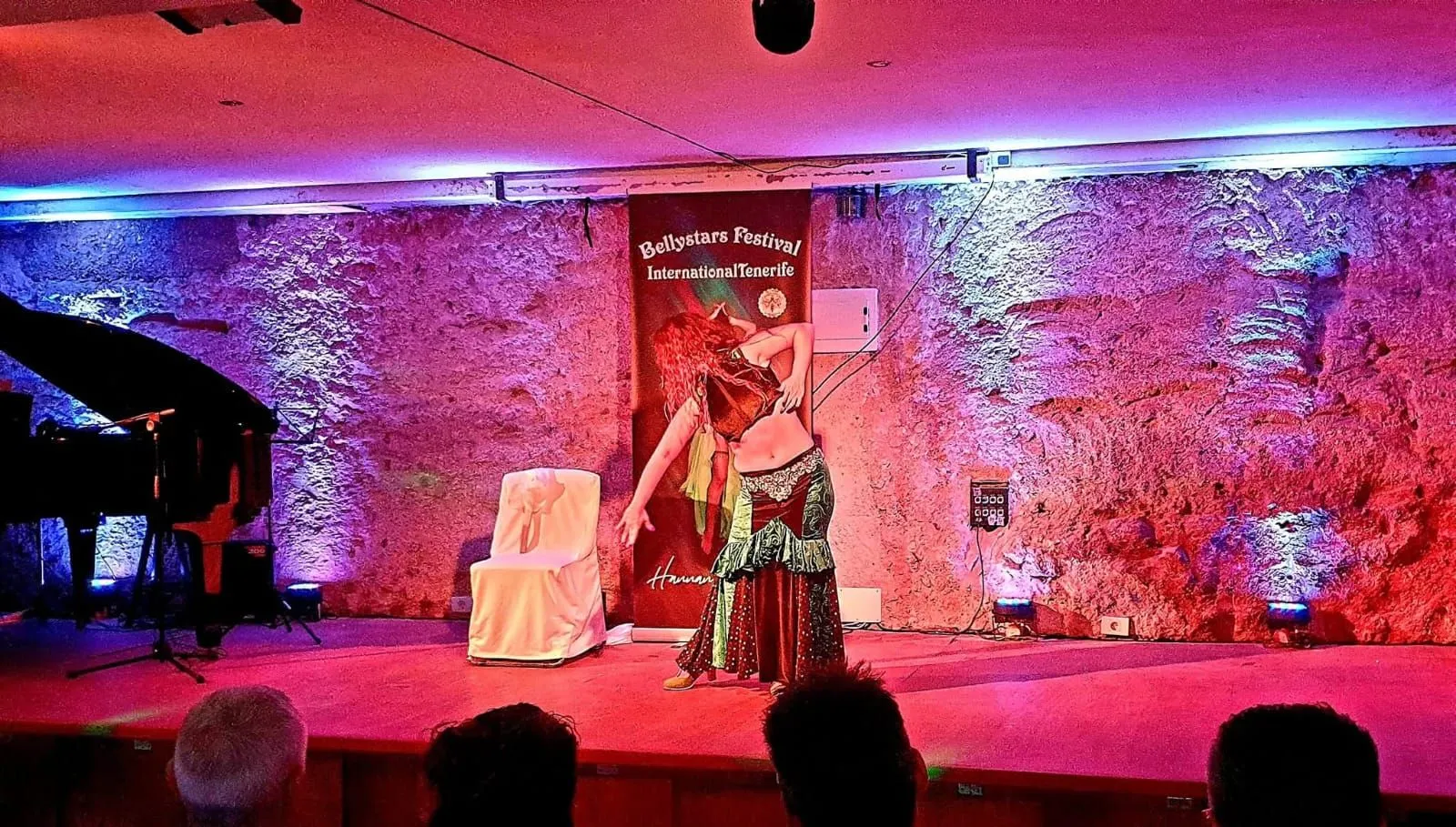 Danzatrice del ventre si esibisce sul palco davanti al pubblico durante un festival