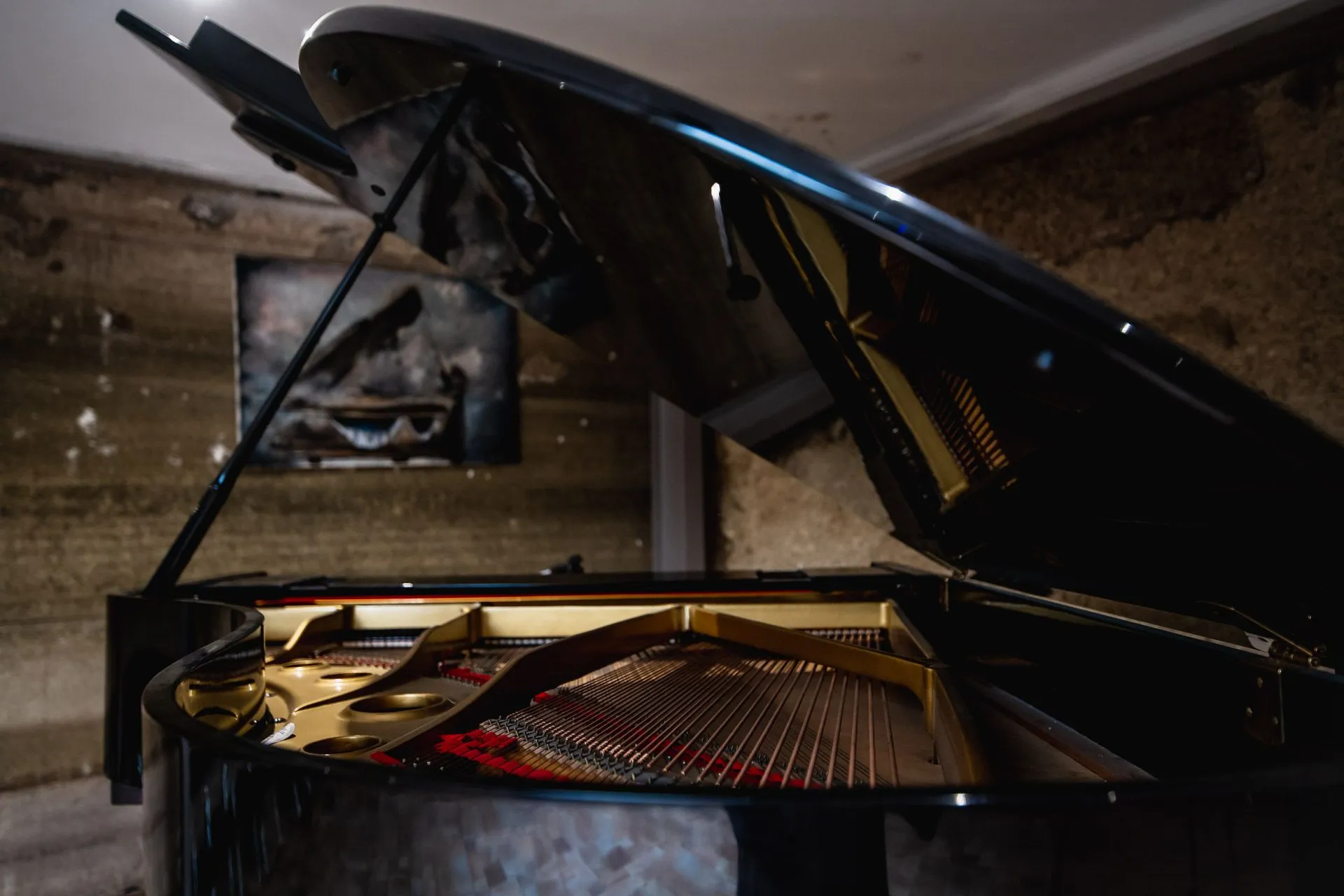 Interno di pianoforte a coda aperto con corde dorate a MJ's Concert Hall