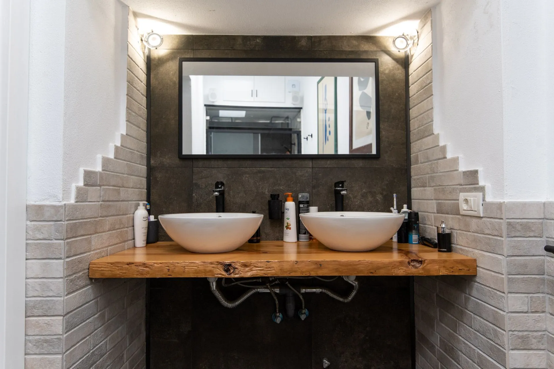 Doppio lavabo in ceramica su piano in legno grezzo alla Suite Mozart