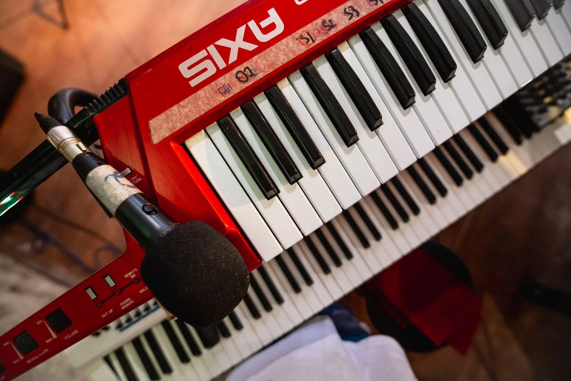 Tastiera musicale rossa con microfono in primo piano a MJ's Concert Hall