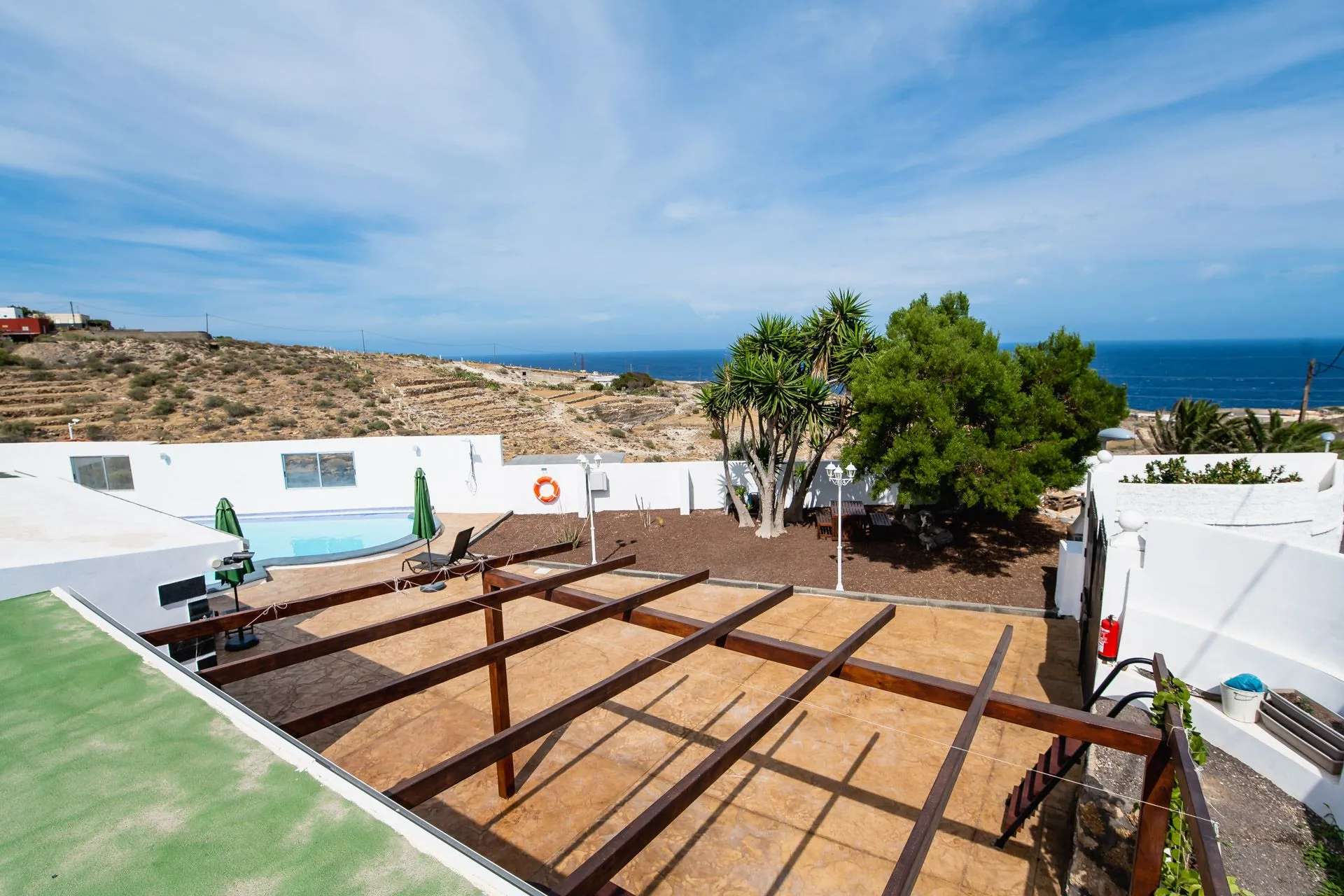 Vista dall'alto della terrazza con piscina e panorama sull'oceano alla Finca della Musica